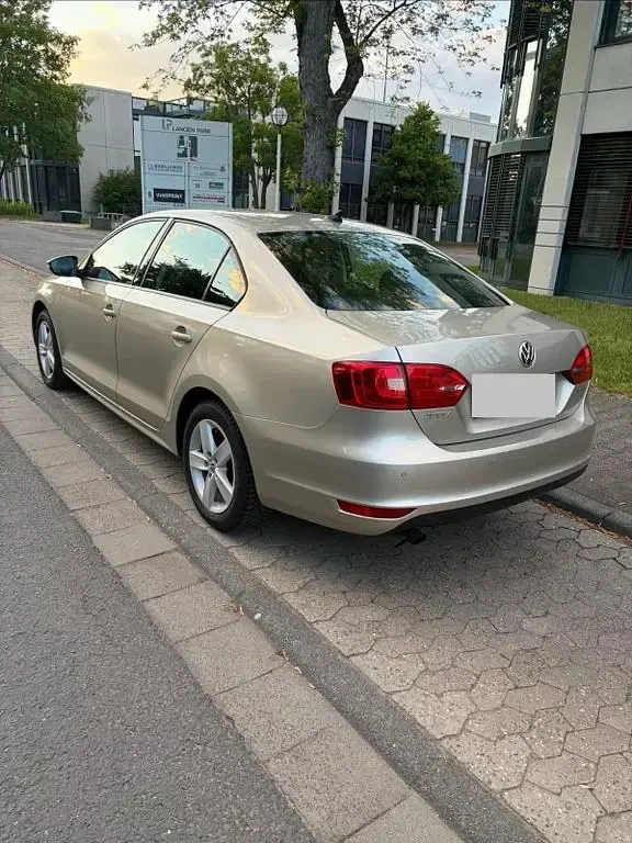 Gebraucht VW Jetta 122 PS (89 kW) 2013 Gold Limousine
