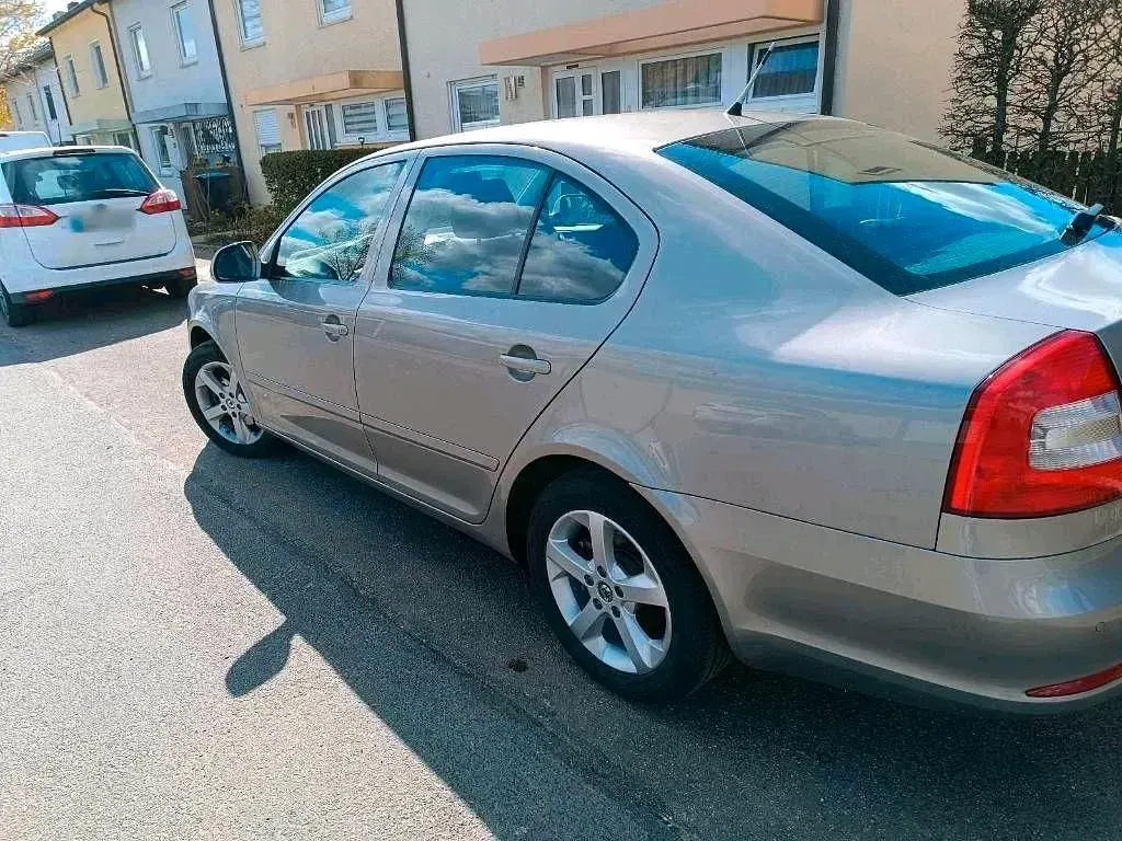Gebraucht Skoda Octavia 122 PS (89 kW) 2012 Gelb Limousine