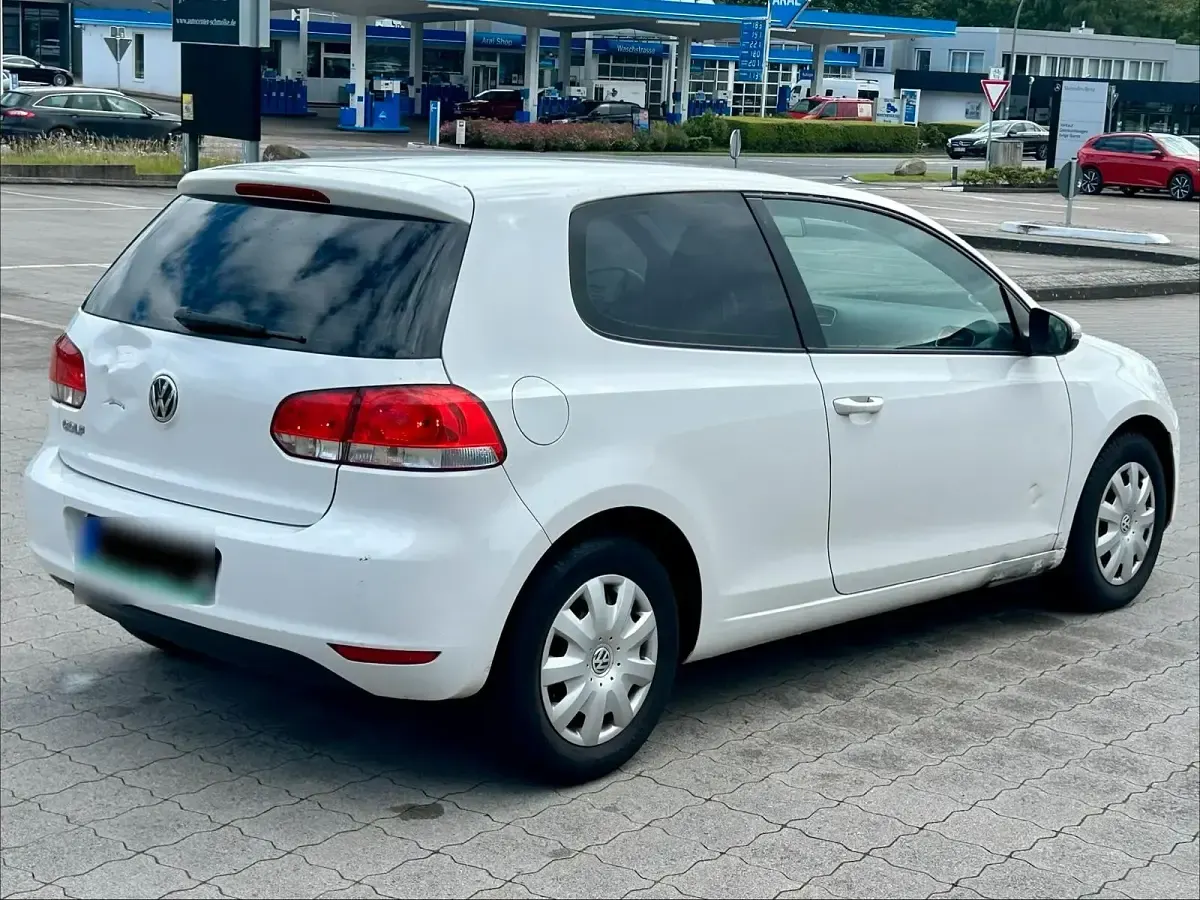Gebraucht VW Golf VI 102 PS (75 kW) 2009 Weiß Kleinwagen