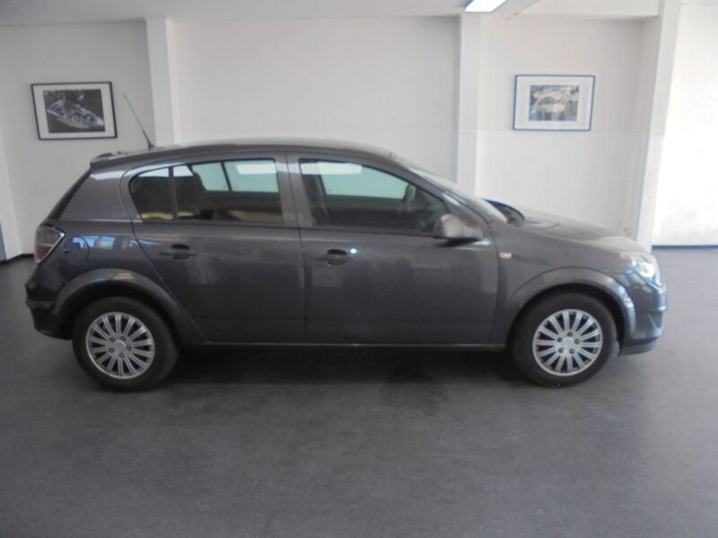 Grau Gebraucht 2009 Opel Astra Edition Limousine | 2.490 € (Fairer Preis) - Bild 1/4