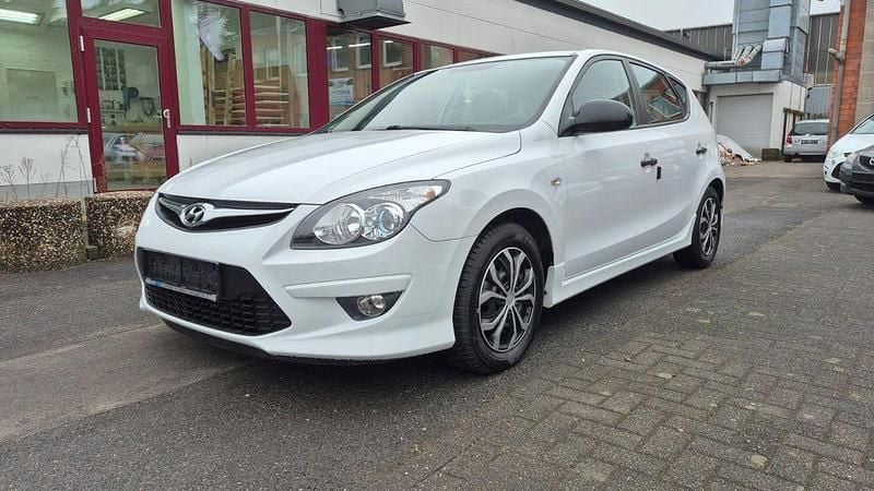 Weiß Gebraucht 2011 Hyundai i30 Edition+ Limousine | 7.999 € (Teuer) - Bild 1/4
