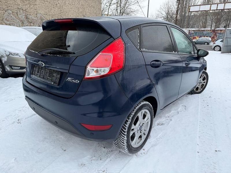 Gebraucht Ford Fiesta Trend 101 PS (74 kW) 2014 Blau Kleinwagen