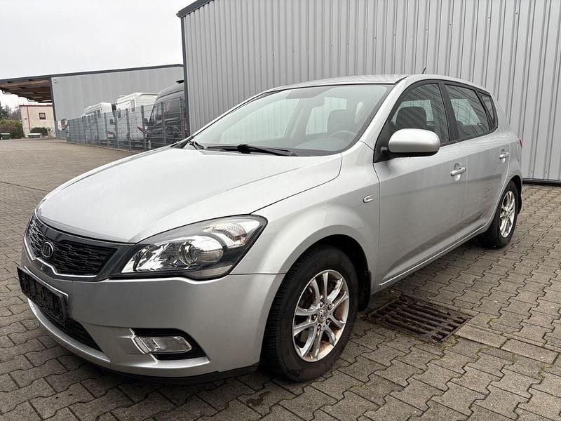 Gebraucht Kia Ceed Spirit 90 PS (66 kW) 2010 Silber Kleinwagen