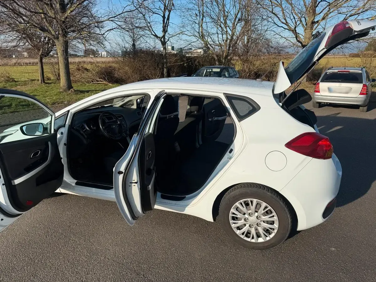 Gebraucht Kia Ceed 110 PS (80 kW) 2014 Weiß Kleinwagen