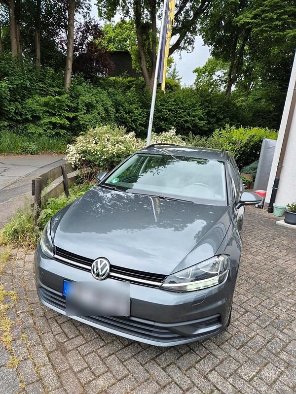 Grau Gebraucht 2020 VW Golf VII Kombi | 9.500 € (Superpreis) - Bild 1/4