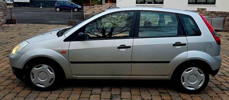 Gebraucht Ford Fiesta 69 PS (50 kW) 2003 Silber Limousine