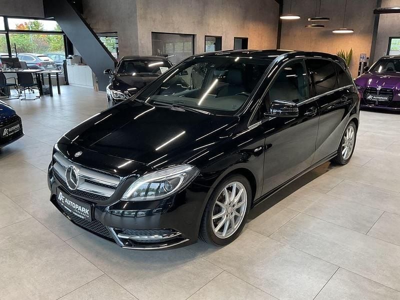 Schwarz Gebraucht 2012 Mercedes B180 Sport Van / Kleinbus | 5.980 € (Guter Preis) - Bild 1/4