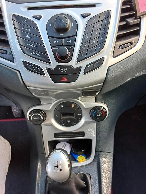 Gebraucht Ford Fiesta Titanium 82 PS (60 kW) 2011 Silber Kleinwagen