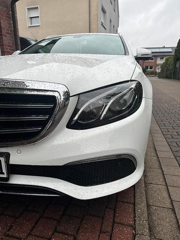 Weiß Gebraucht 2020 Mercedes E300 Kombi | 22.500 € - Bild 1/4