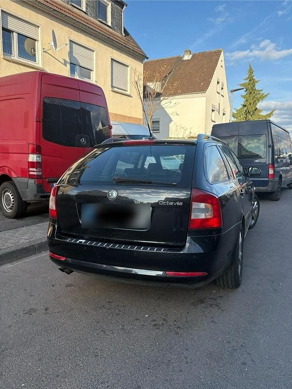 Gebraucht Skoda Octavia 160 PS (117 kW) 2011 Schwarz Kombi