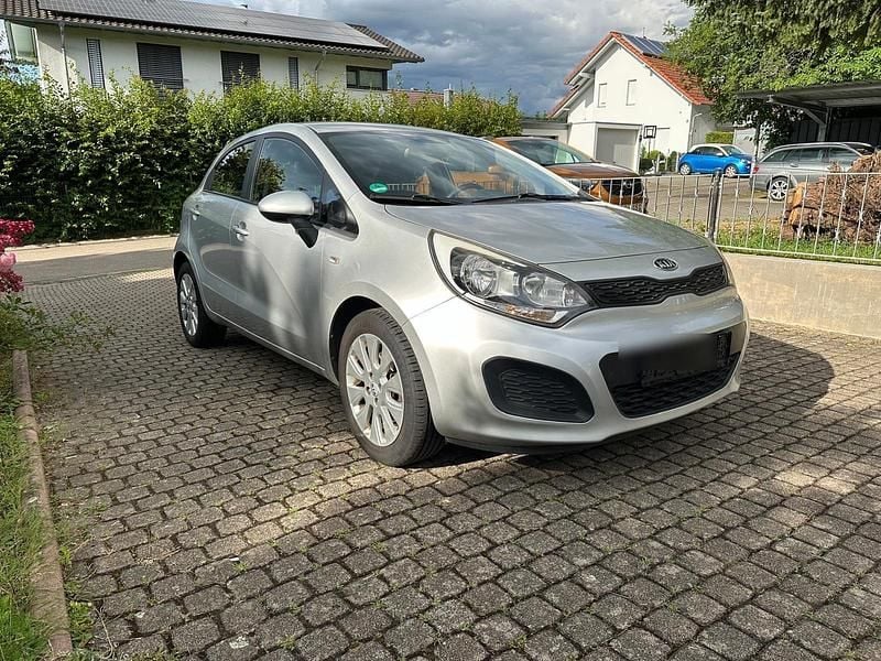 Silber Gebraucht 2013 Kia Rio Kleinwagen | 4.000 € (Fairer Preis) - Bild 1/4