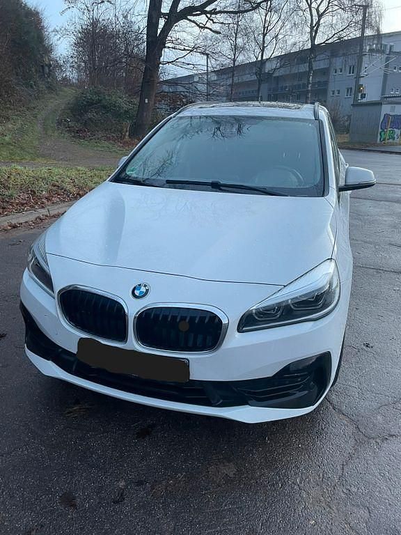 Weiß Gebraucht 2021 BMW 218 Gran Tourer Van / Kleinbus | 16.850 € (Guter Preis) - Bild 1/4