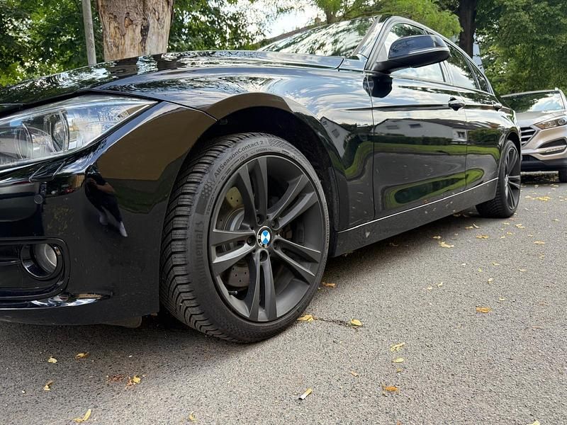 Schwarz Gebraucht 2013 BMW 325 Sport Line Limousine | 15.000 € - Bild 1/4