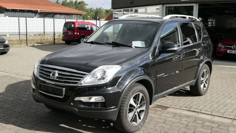 Schwarz Gebraucht 2015 Ssangyong Rexton Quartz SUV | 7.690 € (Guter Preis) - Bild 1/4