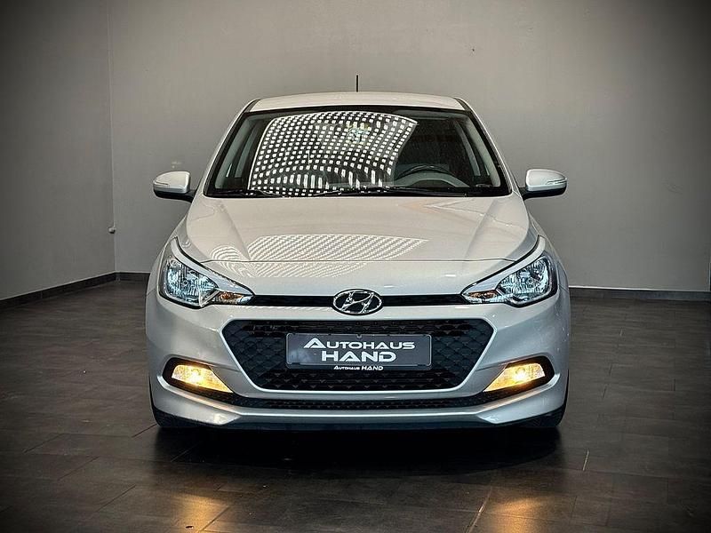 Gebraucht Hyundai i20 Classic 84 PS (61 kW) 2016 Silber Limousine
