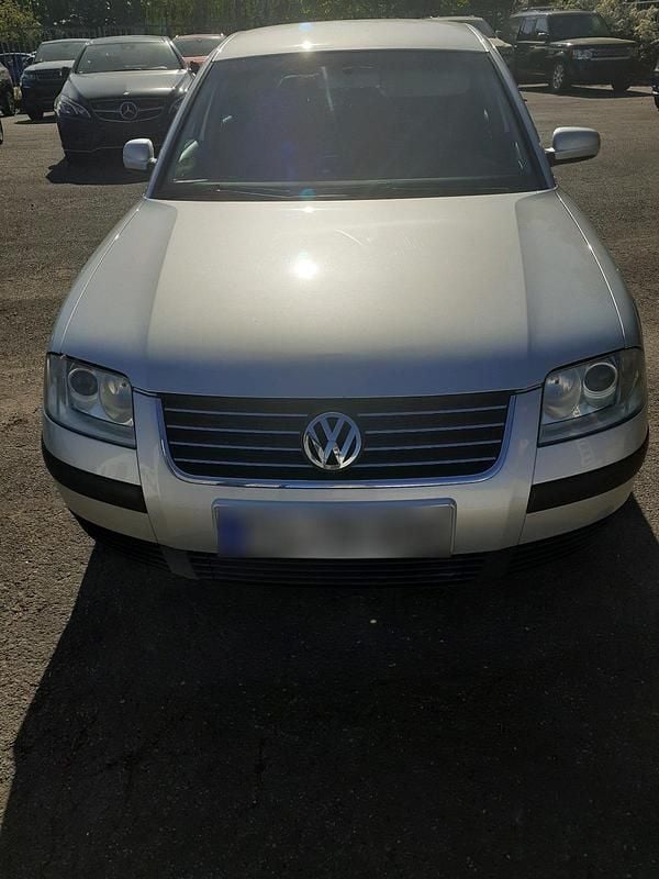 Second-hand VW Passat 101 CP (74 kW) 2003 Argintiu Berlinǎ