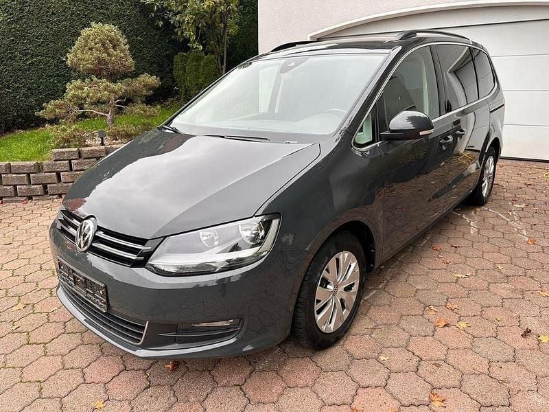 Grau Gebraucht 2020 VW Sharan Comfortline Van / Kleinbus | 22.490 € (Guter Preis) - Bild 1/4