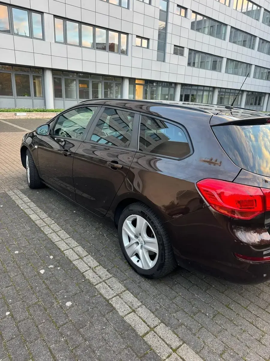 Gebraucht Opel Astra Sport 106 PS (77 kW) 2012 Braun Kombi