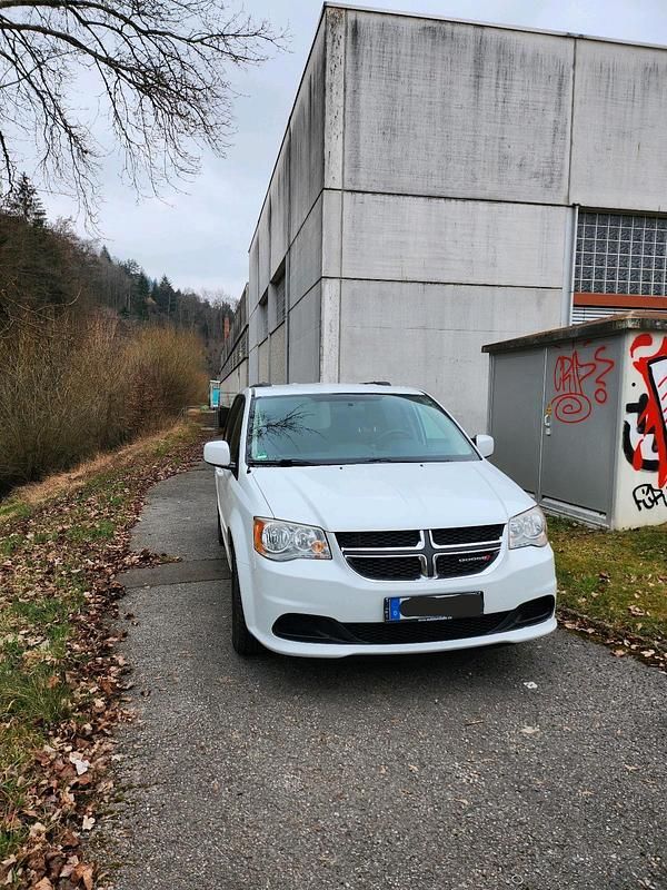 Weiß Gebraucht 2014 Dodge Grand Caravan Van / Kleinbus | 14.690 € (Etwas zu teuer) - Bild 1/4