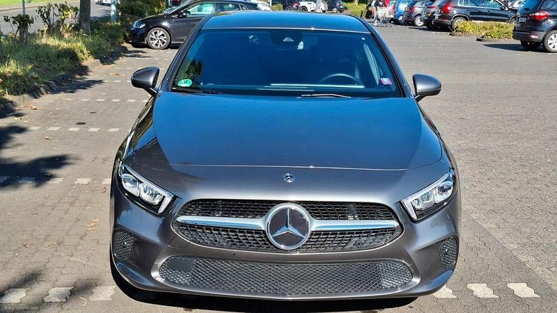 Grau Gebraucht 2019 Mercedes A180 Limousine | 20.000 € (Superpreis) - Bild 1/4
