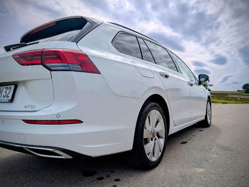 Weiß Gebraucht 2022 VW Golf VIII Style Limousine | 20.900 € (Guter Preis) - Bild 1/4