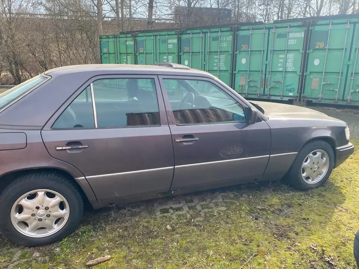 Gebraucht Mercedes E220 180 PS (132 kW) 1994 Braun Limousine