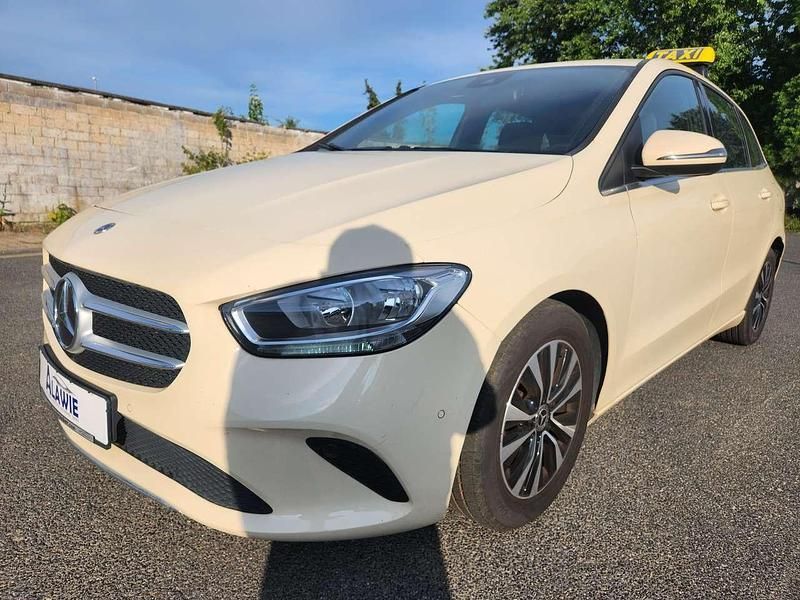 Hellelfenbein Gebraucht 2022 Mercedes B180 Van / Kleinbus | 15.470 € (Superpreis) - Bild 1/4