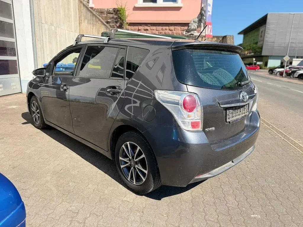 Gebraucht Toyota Verso Skyview Edition 111 PS (81 kW) 2015 Grau Van / Kleinbus