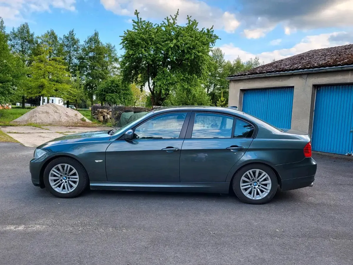 Gebraucht BMW 320 177 PS (130 kW) 2010 Grün Limousine