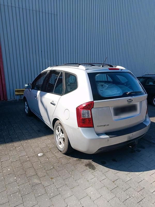 Gebraucht Kia Carens 140 PS (102 kW) 2009 Silber Van / Kleinbus