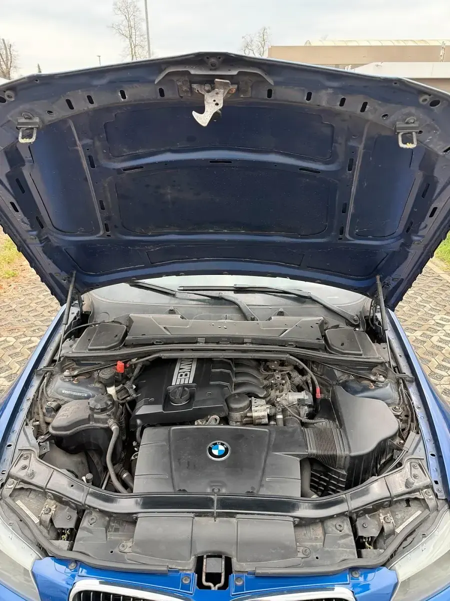 Gebraucht BMW 318 143 PS (105 kW) 2011 Blau Limousine