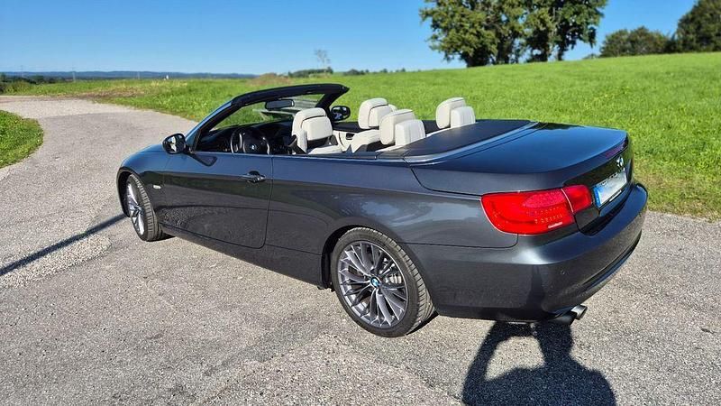 Grau Gebraucht 2013 BMW 330 Cabriolet Efficient Dynamics Cabrio | 14.300 € (Fairer Preis) - Bild 1/4