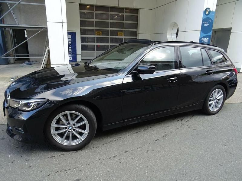 Schwarz Gebraucht 2021 BMW 320 Sport Line Kombi | 28.900 € (Fairer Preis) - Bild 1/3