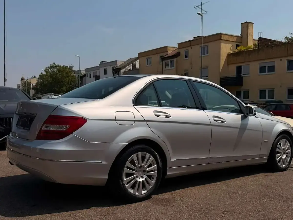 Gebraucht Mercedes C180 156 PS (114 kW) 2011 Iridiumsilber  metalliclack Limousine