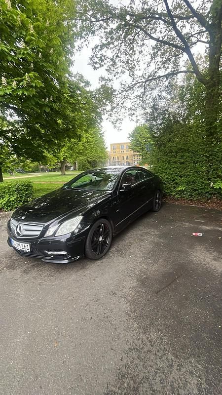 Schwarz Gebraucht 2012 Mercedes E350 Coupé | 10.600 € (Fairer Preis) - Bild 1/4