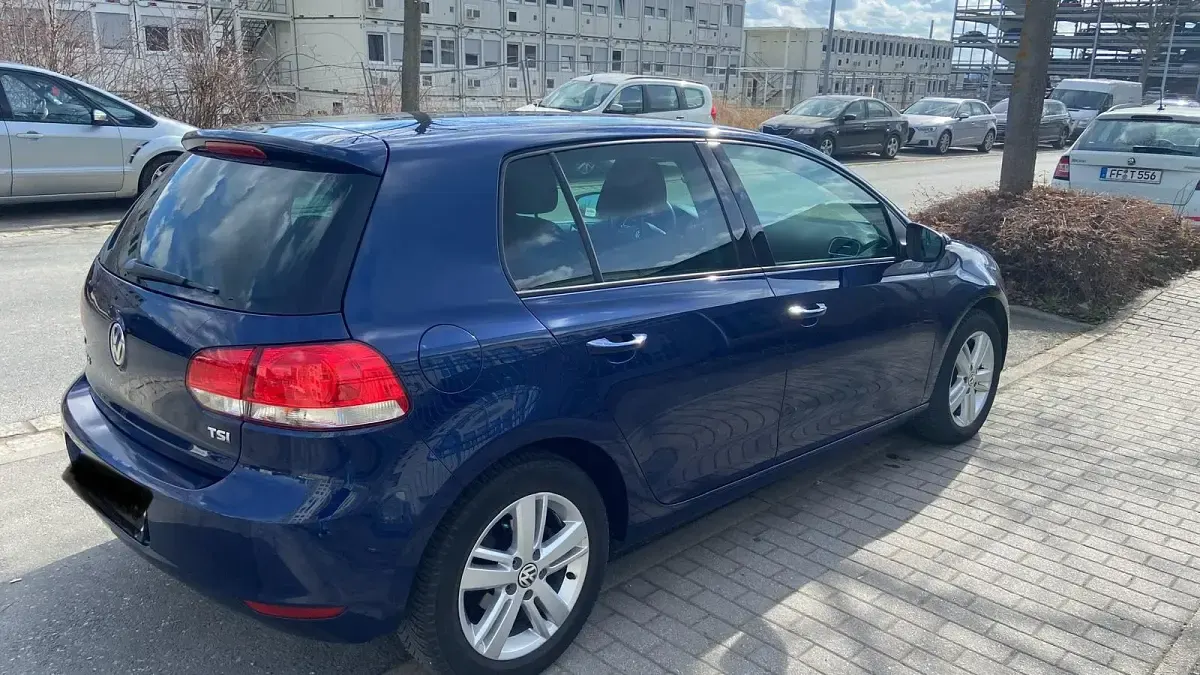 Second-hand VW Golf VII 105 CP (77 kW) 2012 Albastru Berlinǎ