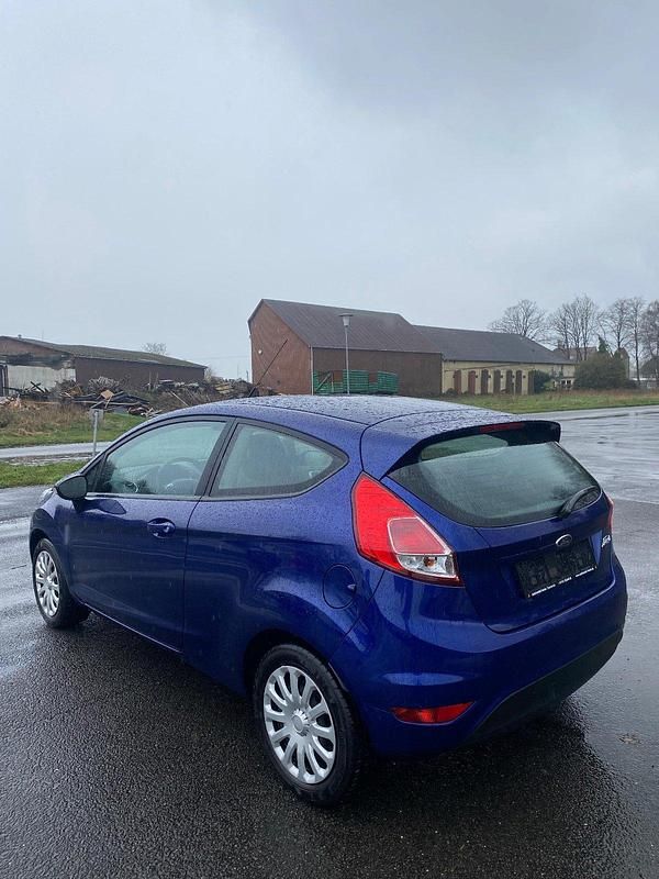 Gebraucht Ford Fiesta Trend 60 PS (44 kW) 2014 Blau Kleinwagen