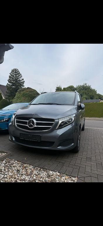 Grau Gebraucht 2019 Mercedes V250 Avantgarde Van / Kleinbus | 26.800 € (Superpreis) - Bild 1/4