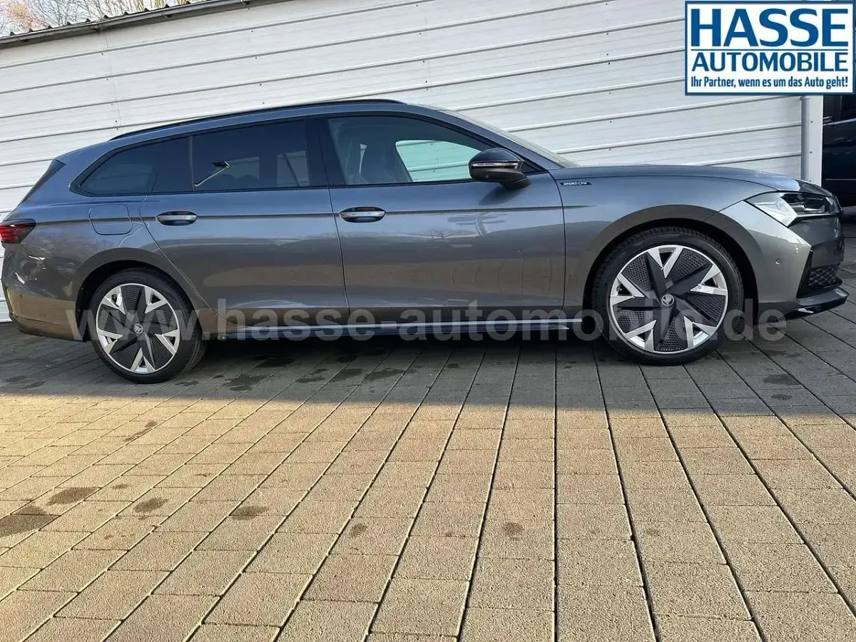 Neu Skoda Superb SportLine 265 PS (194 kW) 2026 Graphite grau metallic Kombi