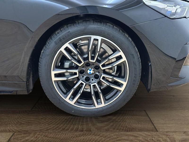 Gebraucht BMW 520 M Sport 197 PS (144 kW) 2025 Schwarz Kombi