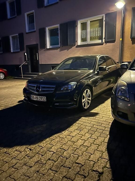 Schwarz Gebraucht 2013 Mercedes 200 Limousine | 9.000 € - Bild 1/4