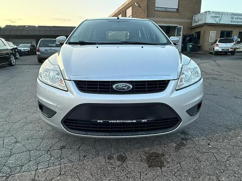Silber Gebraucht 2010 Ford Focus Kombi | 2.000 € (Etwas zu teuer) - Bild 1/4