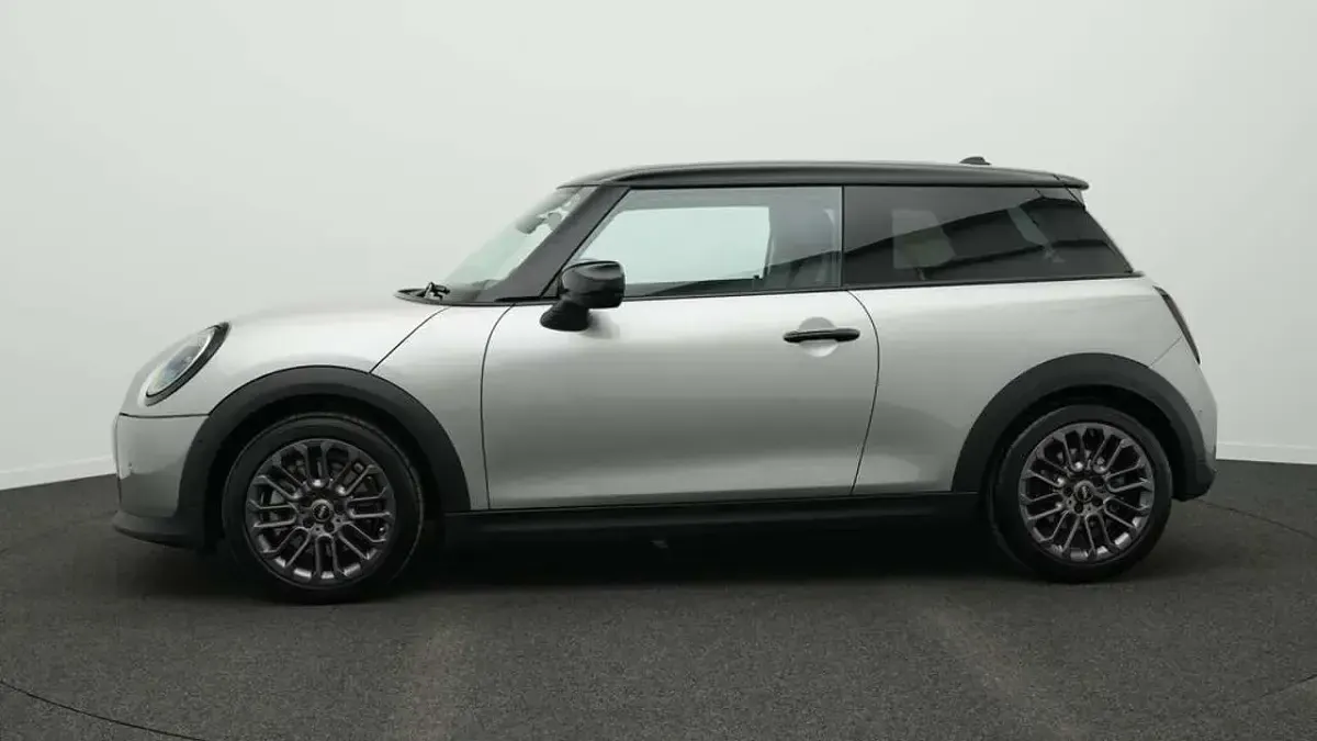 Używany Mini Cooper Classic 156 KM (114 kW) 2024 Szary Hatchback