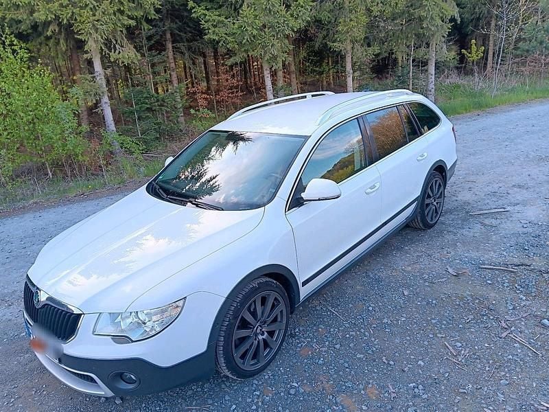 Weiß Gebraucht 2013 Skoda Superb Scout 4x4 Kombi | 9.200 € (Fairer Preis) - Bild 1/4