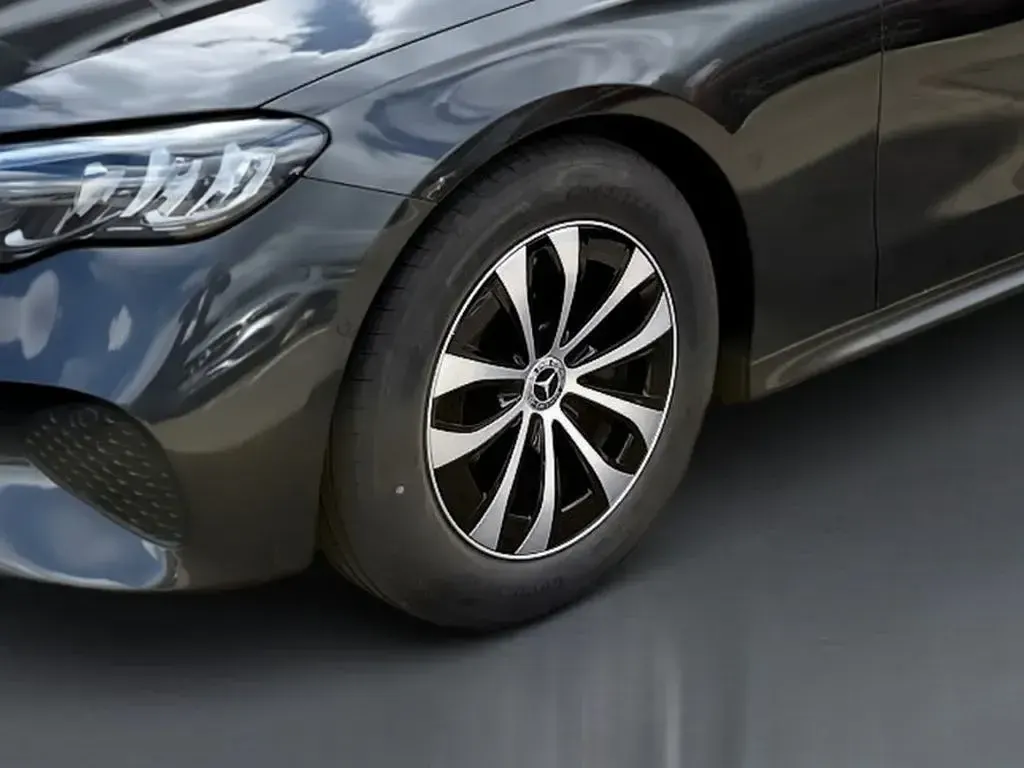 Gebraucht Mercedes E200 Avantgarde 204 PS (150 kW) 2025 Grau Limousine