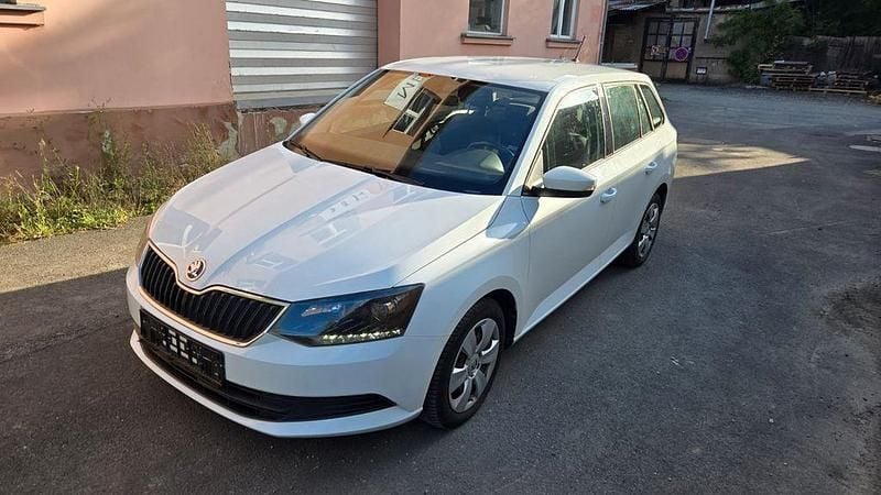 Weiß Gebraucht 2015 Skoda Fabia Ambition Kleinwagen | 6.000 € (Fairer Preis) - Bild 1/4