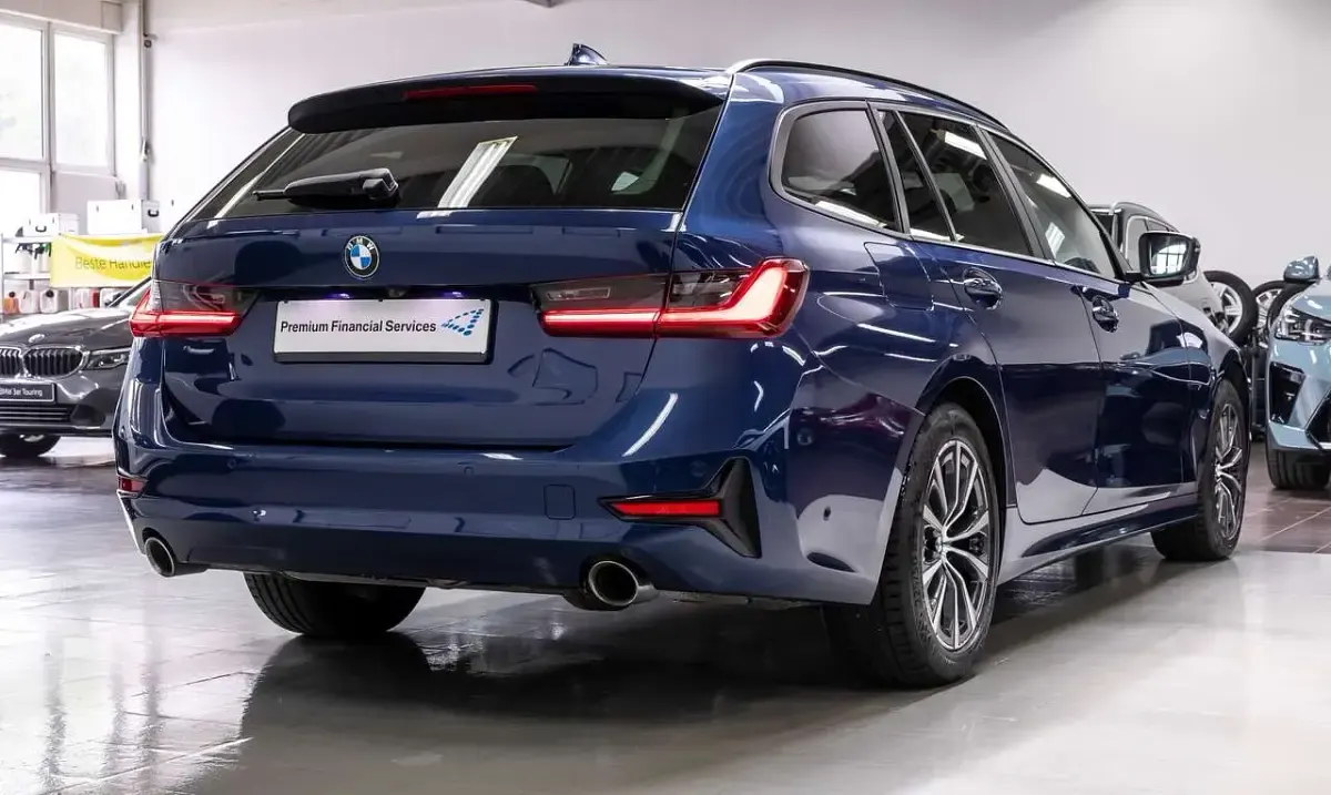 Gebraucht BMW 330 286 PS (210 kW) 2022 Phytonicblau metallic Kombi