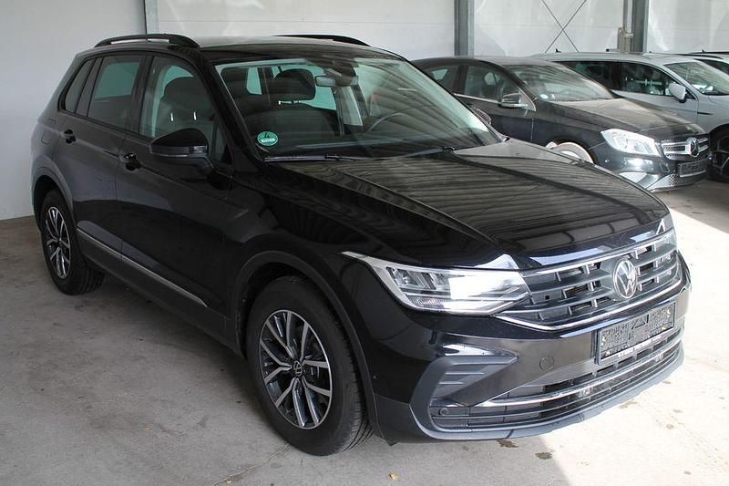 Schwarz Gebraucht 2023 VW Tiguan Life SUV | 22.950 € (Superpreis) - Bild 1/4