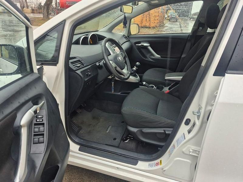 Gebraucht Toyota Verso Travel 147 PS (108 kW) 2012 Weiß Van / Kleinbus