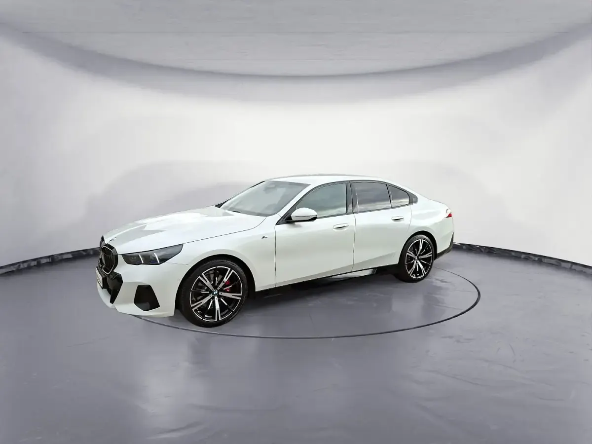 Gebraucht BMW 520 M Sport 208 PS (152 kW) 2025 Weiß Limousine